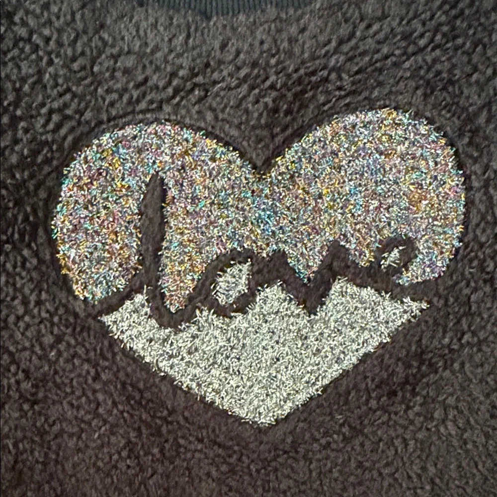 Cozy Black Kids Sweatshirt with Heart Design size 6